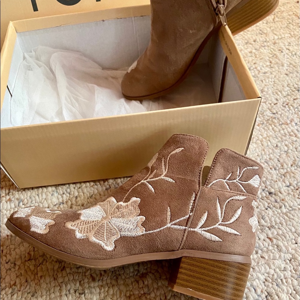 NWB 🥾Suede with embroidered flower pattern🌺